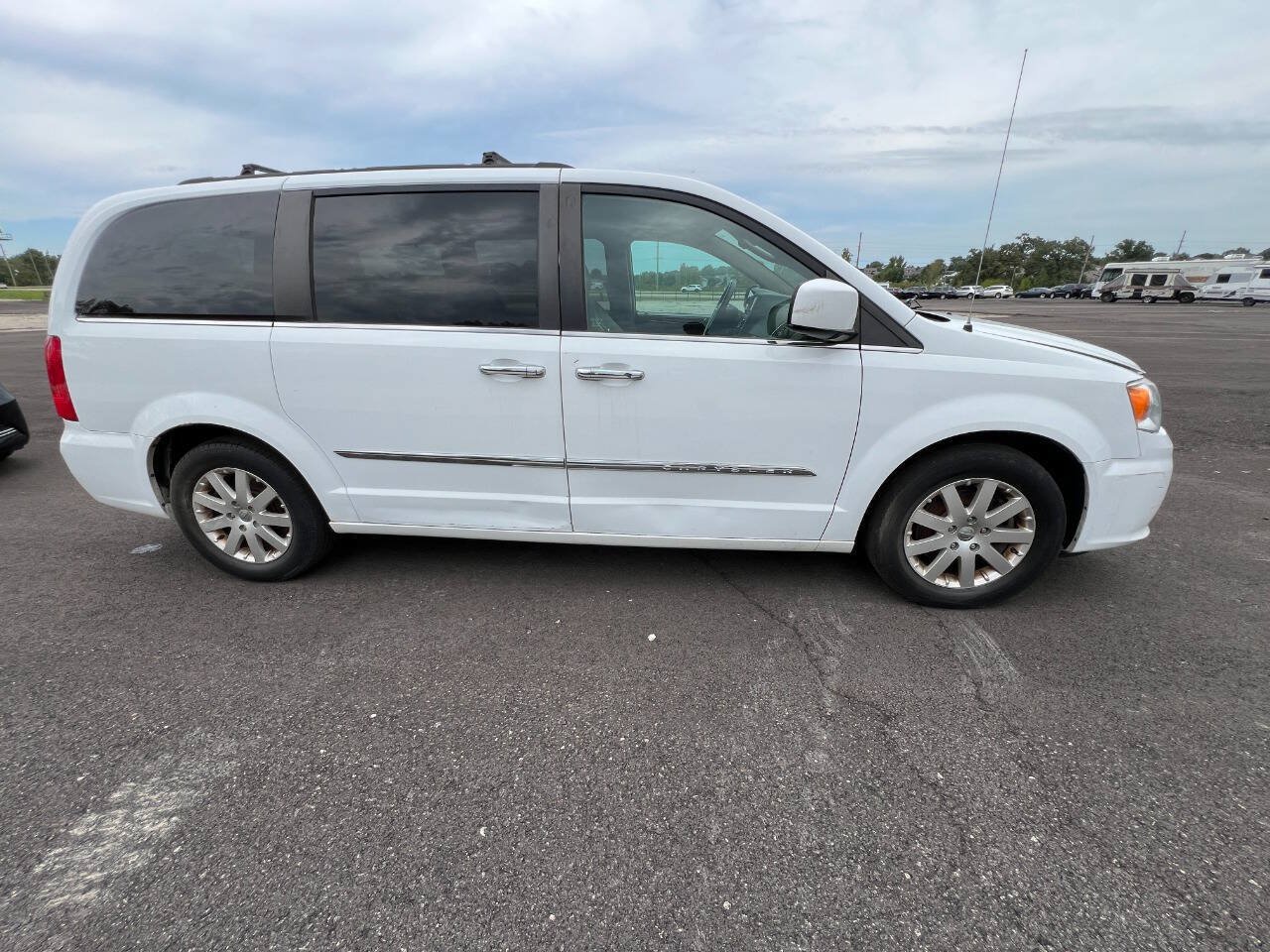 Used 2015 Chrysler Town & Country Touring w/ Driver Convenience Group FWD image 15