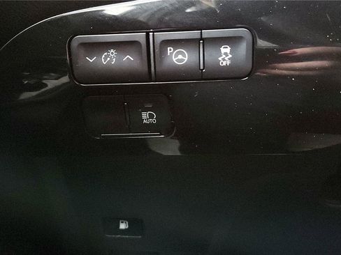 Certified 2019 Toyota Prius LE image 32