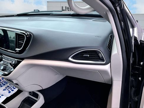 Used 2024 Chrysler Pacifica Touring-L image 24