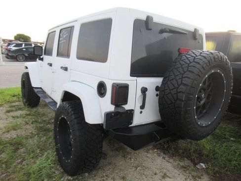 Used 2017 Jeep Wrangler Unlimited Sahara w/ Max Tow Package AWD/4WD image 4