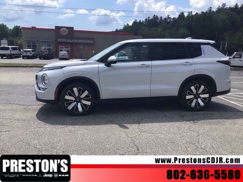 Used 2025 Mitsubishi Outlander AWD image 2