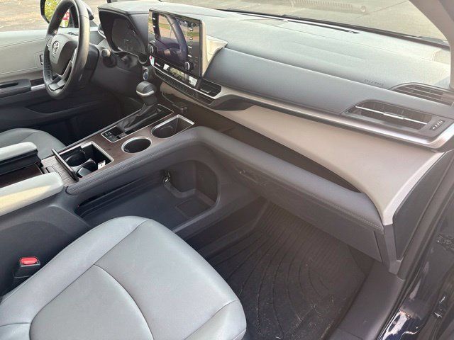 Used 2023 Toyota Sienna XLE FWD image 15