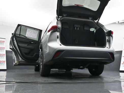 Used 2023 Toyota Highlander XLE image 30