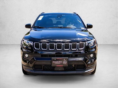Used 2024 Jeep Compass Latitude AWD/4WD image 2