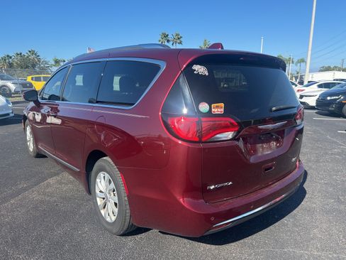 Used 2018 Chrysler Pacifica Touring-L Plus image 5