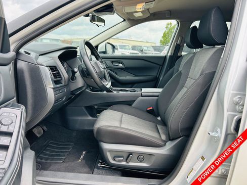 Used 2025 Nissan Rogue SV AWD/4WD image 3