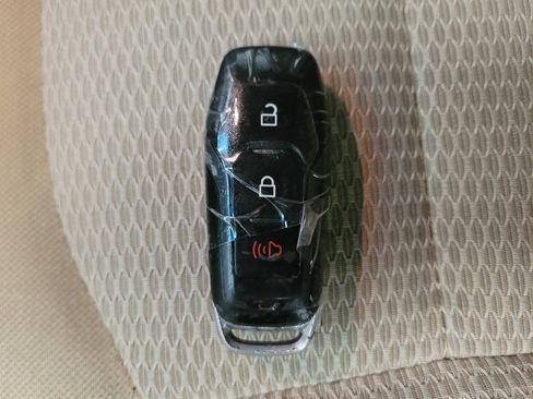 Used 2016 Ford Explorer XLT image 32