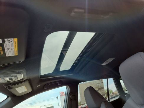 Used 2025 Toyota Corolla Cross AWD Hybrid w/ Moonroof Package image 12