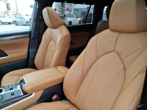 New 2026 Toyota Highlander Platinum image 16