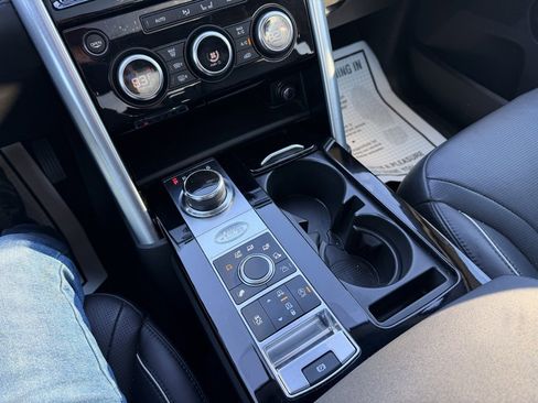 Used 2020 Land Rover Discovery HSE image 21
