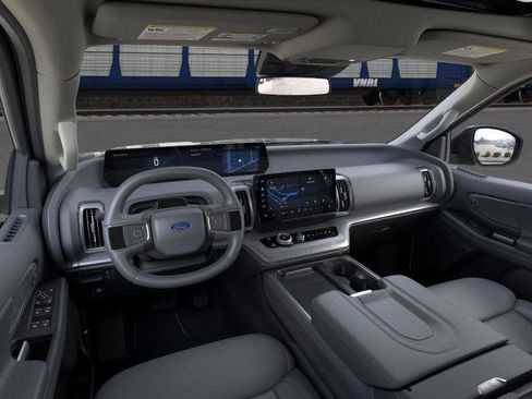 New 2025 Ford Expedition Active image 9
