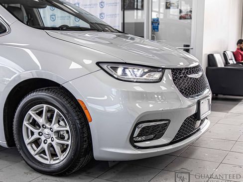 Used 2024 Chrysler Pacifica Touring-L FWD image 4
