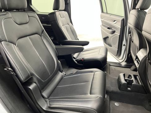 Used 2024 Jeep Grand Cherokee L Limited w/ Luxury Tech Group II image 19