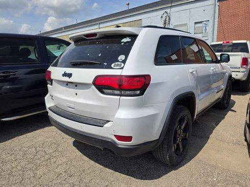 Used 2019 Jeep Grand Cherokee Laredo image 2