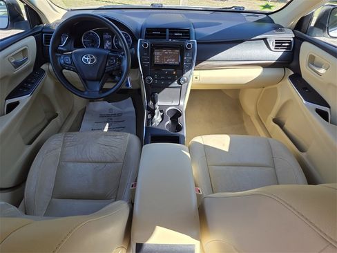 Used 2015 Toyota Camry LE image 4