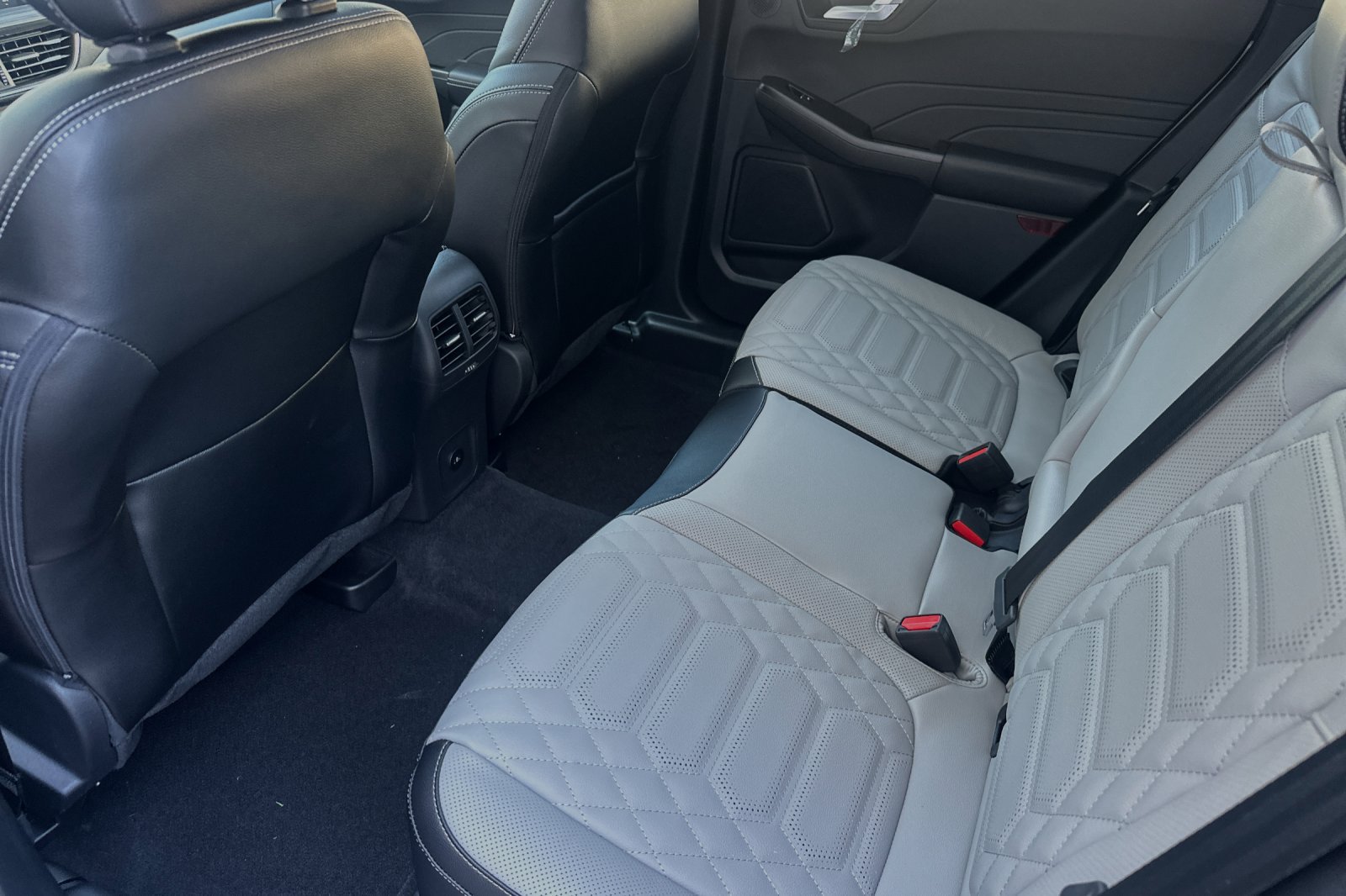 New 2024 Ford Escape SE w/ PHEV Premium Package FWD image 9
