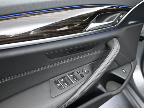 Used 2023 BMW 530i xDrive image 9