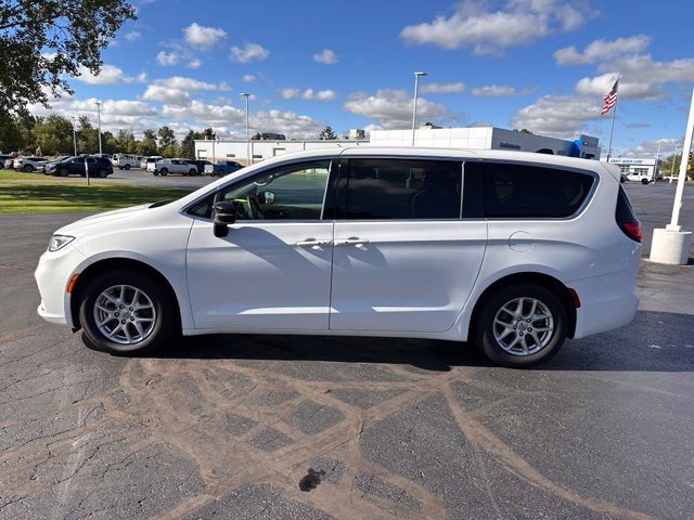 Used 2024 Chrysler Pacifica Touring-L FWD image 2