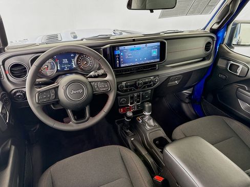 Used 2025 Jeep Wrangler Unlimited Rubicon image 21