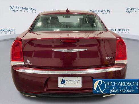Used 2016 Chrysler 300 Limited image 4