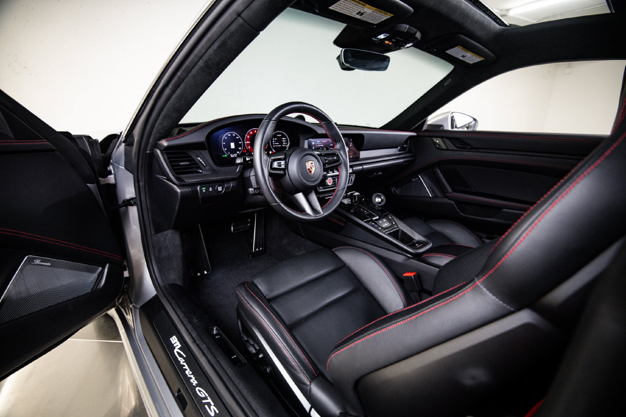 Certified 2025 Porsche 911 Carrera GTS RWD image 4