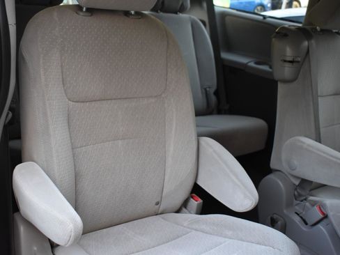 Used 2020 Toyota Sienna LE image 36