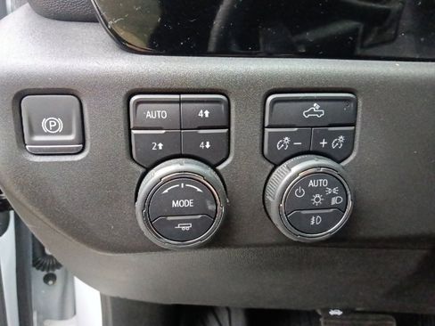 Used 2024 Chevrolet Silverado 1500 LT Trail Boss w/ Convenience Package II image 17