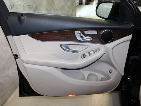 Used 2022 Mercedes-Benz GLC 300 4MATIC w/ Premium Package Lite image 12