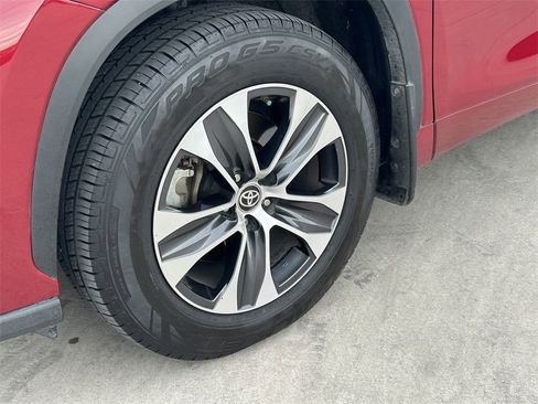 Used 2020 Toyota Highlander XLE image 9