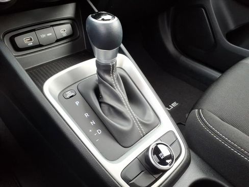 Used 2024 Hyundai Venue SEL image 28