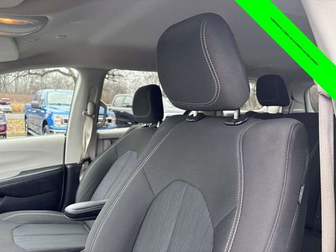 Used 2020 Chrysler Voyager L image 6