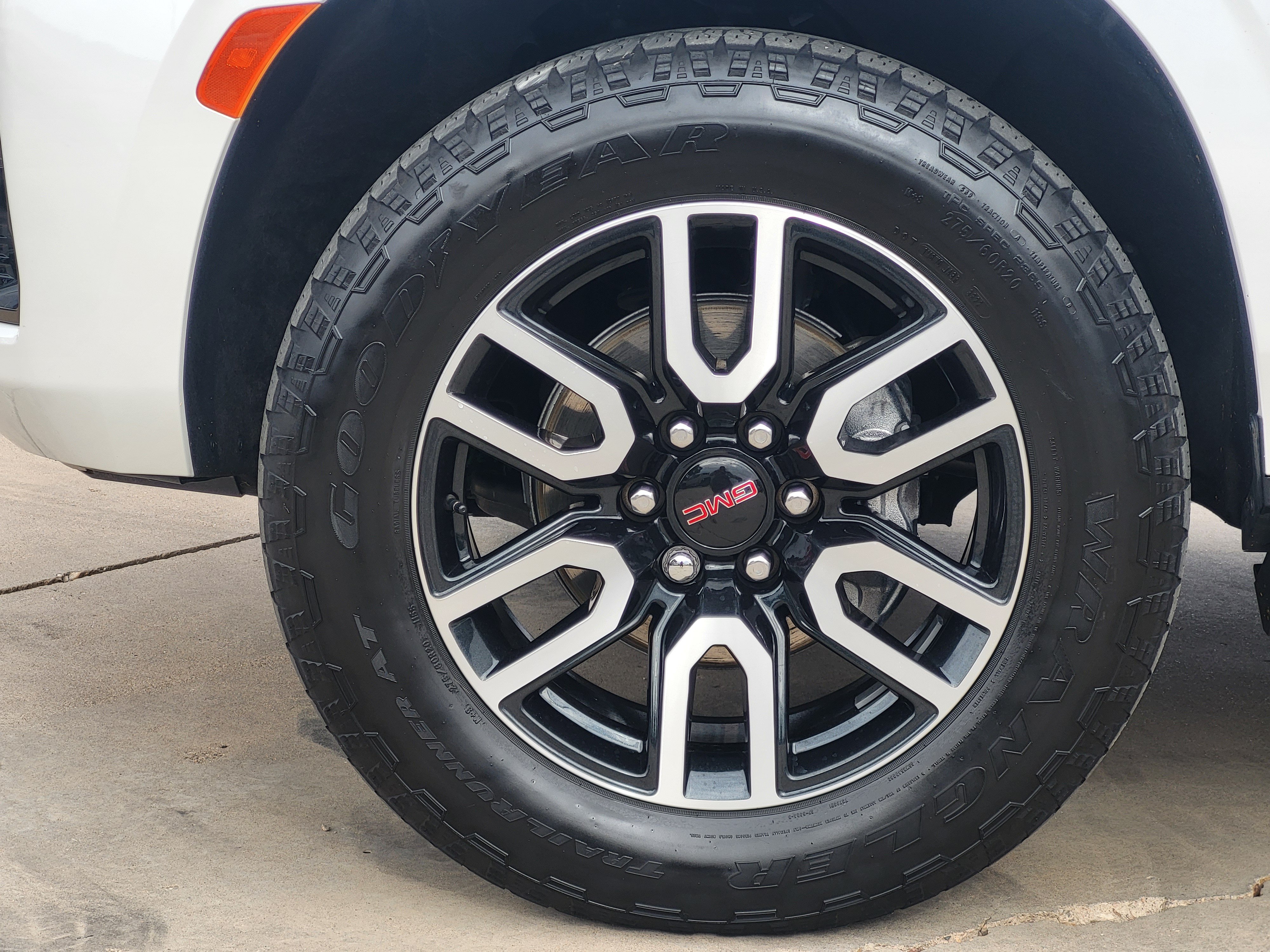 Used 2023 GMC Yukon XL AT4 w/ AT4 Premium Package AWD/4WD image 10