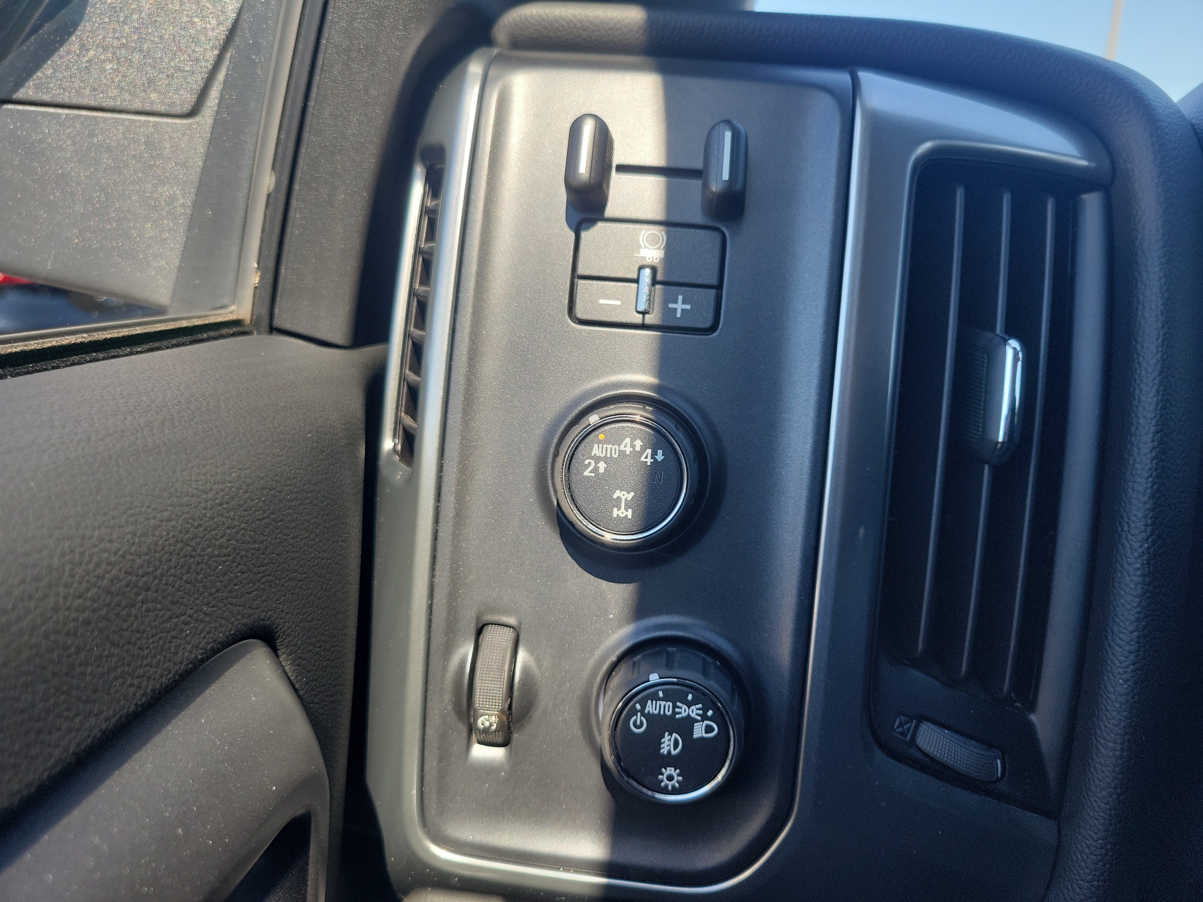 Used 2018 Chevrolet Silverado 1500 LT w/ All Star Edition AWD/4WD image 29
