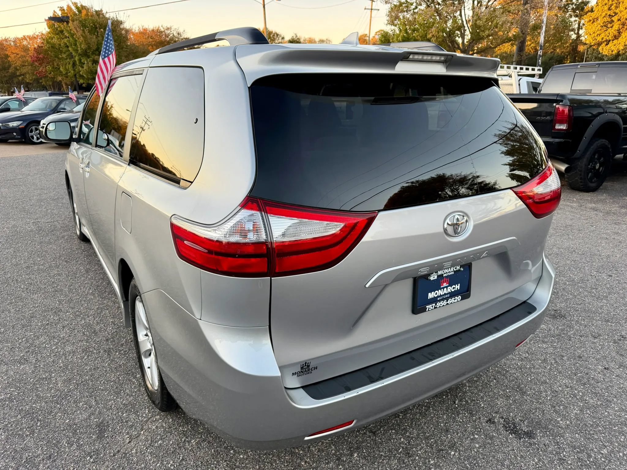 Used 2019 Toyota Sienna LE FWD image 3