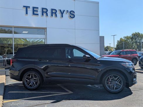 Used 2025 Ford Explorer ST-Line w/ ST-Line Street Pack image 2