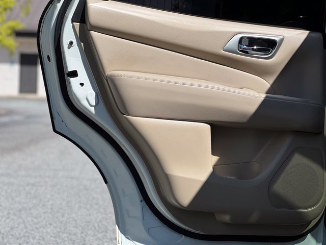 Used 2015 Nissan Pathfinder Platinum w/ Family Entertainment Package FWD image 13