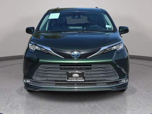 Used 2022 Toyota Sienna XLE image 3