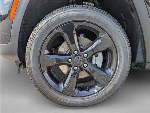 New 2025 Jeep Grand Cherokee Altitude image 9