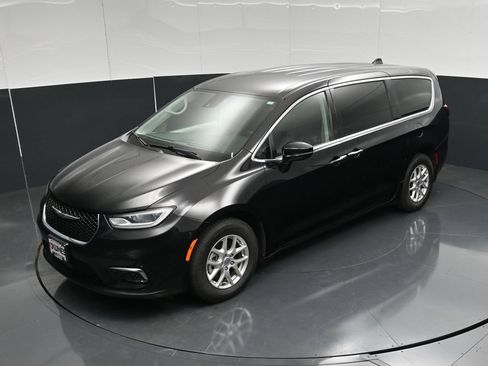 Used 2024 Chrysler Pacifica Touring-L FWD image 44