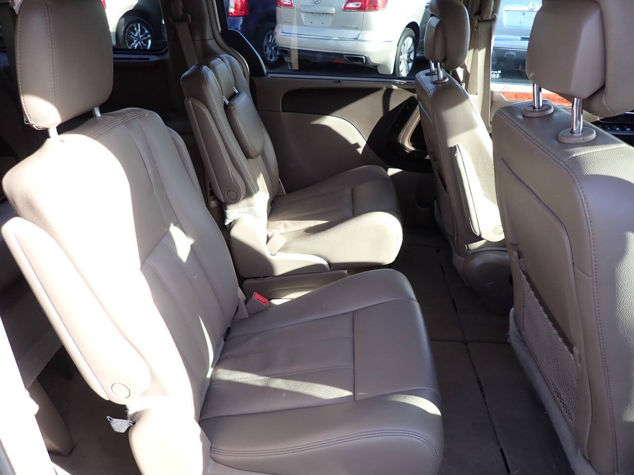 Used 2014 Chrysler Town & Country Touring-L w/ Driver Convenience Group FWD image 13