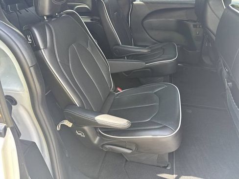 Certified 2026 Chrysler Pacifica Limited w/ S Appearance Package FWD image 17