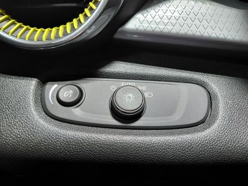 Used 2025 Chevrolet Trax LT w/ LT Convenience Package image 33