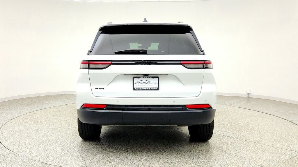 Used 2025 Jeep Grand Cherokee Altitude AWD/4WD image 6