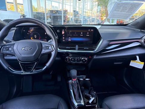 Used 2025 Chevrolet Trax RS FWD image 12