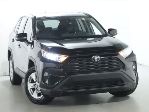 Used 2019 Toyota RAV4 XLE w/ Convenience Package FWD image 2