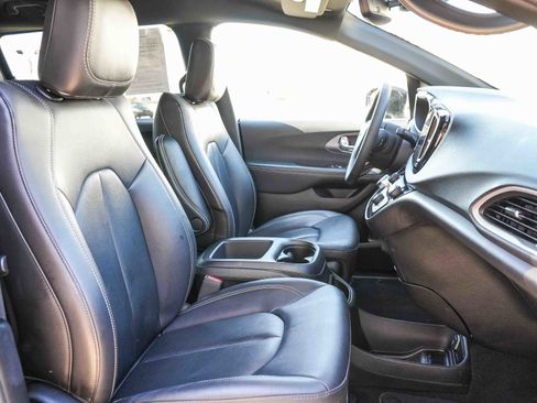 Used 2025 Chrysler Pacifica Select image 16