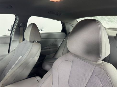 Used 2025 Hyundai Elantra SE image 10