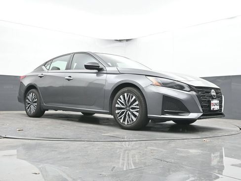 Used 2024 Nissan Altima 2.5 SV AWD/4WD image 21
