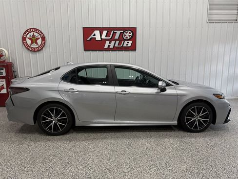 Used 2022 Toyota Camry SE w/ Cold Weather Package AWD/4WD image 3