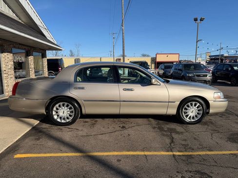 Used 2006 Lincoln Town Car Signature image 2